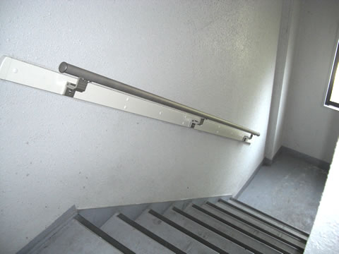 マンションの階段に手すりを設置